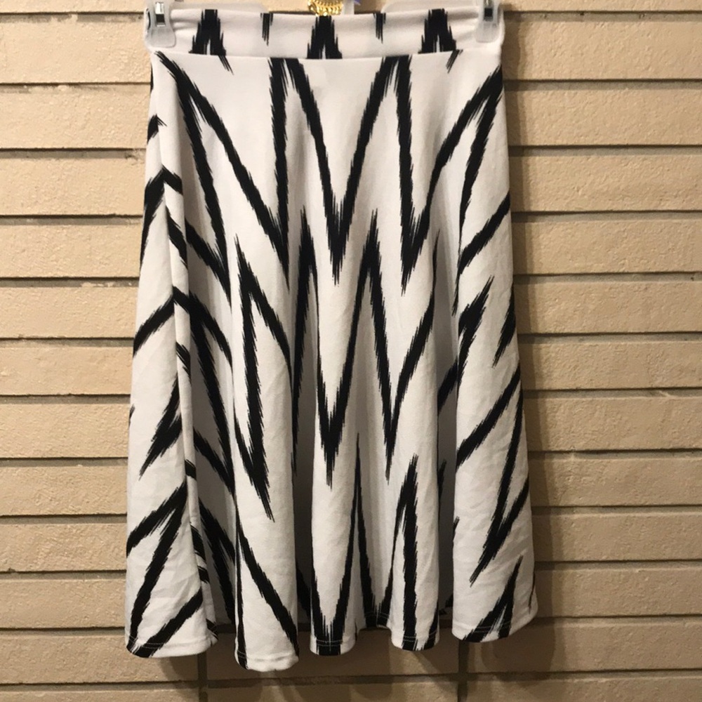 Black and White Zigzag-patterned miniSkaterSkirt.